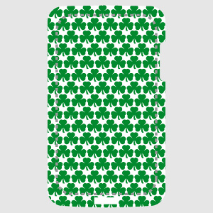 Coque tlphone Motif tapisserie compos de trfles irlandais customis.