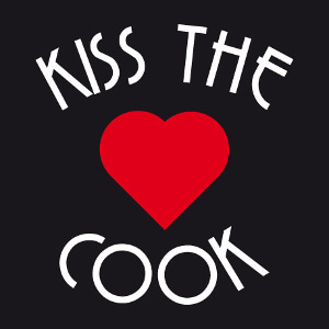 Kiss the cook, personnalisez un tablier de cuisine en ligne avec ce design cœur et typo en arc de cercle.