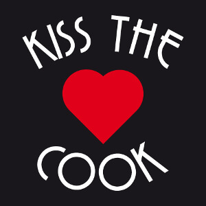 Kiss the cook, personnalisez un tablier de cuisine en ligne avec ce design cur et typo en arc de cercle.