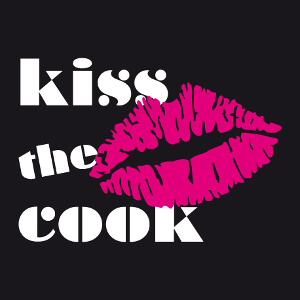 Design pour tablier de cuisine Kiss The Cook! Compos d'une typo fun et d'un motif rouge  lvre.