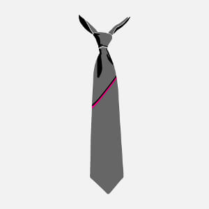 Cravate sombre décorée d'une barrette oblique.