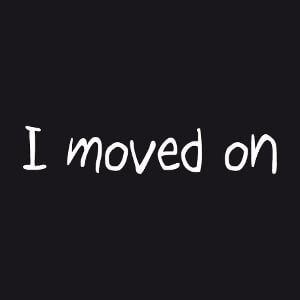 I moved on, citation crite  la main, en lettres rondes.