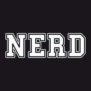 Tee-shirt Nerd écrit en grosses majuscules épaisses personnalisé.