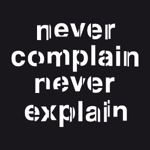 Never complain, never explain, citation graphique en typo personnalise.