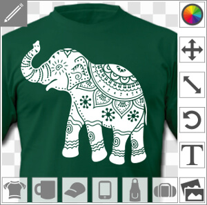 Éléphant à la silhouette ronde, dessiné de profil avec la trompe levée. L'éléphant est décoré de motifs indiens classiques, fleur, roue de paon et spi