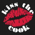 Bouche stylisée et slogan écrit en cercle KISS THE COOK, design pour tabliers et accessoires cuisine.