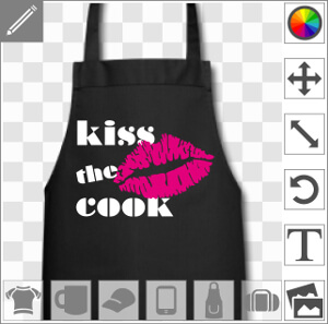 Kiss the cook, design fun écrit en typo ronde et épaisse Braggadocio, avec une trace de rouge à lèvres stylisée.