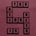 All you need is love crit en jetons de Scrabble.