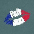 Drapeau français peint sur des lèvres rebondies et entrouvertes, design pour supporter de foot, rugby et sports d'équipes.