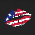 Kiss USA, bouche peinte avec le design du drapeau américain.