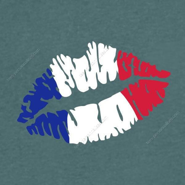 T-shirt drapeau français peint sur des lèvres stylisées